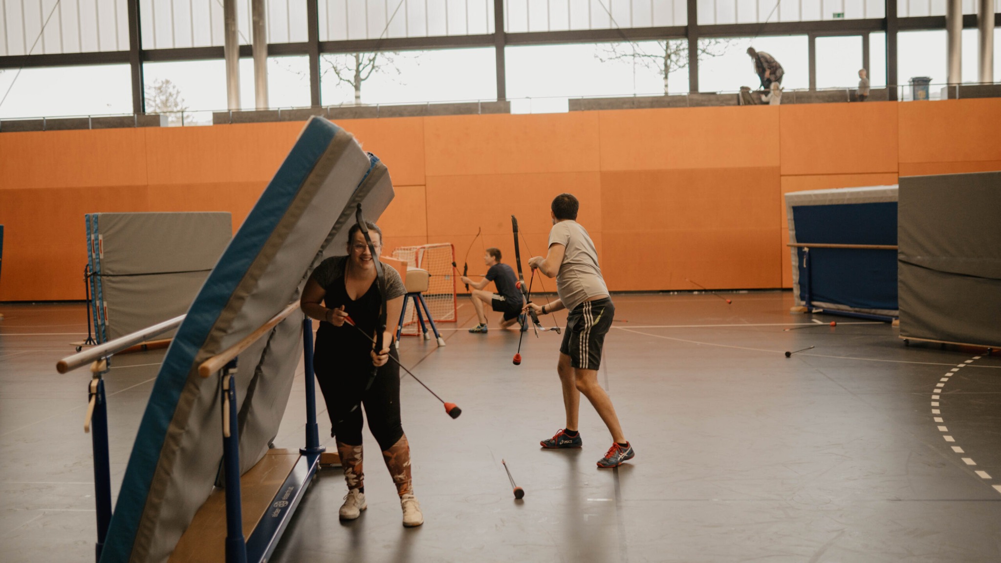 ArcheryTag-Spieler in einer Turnhalle